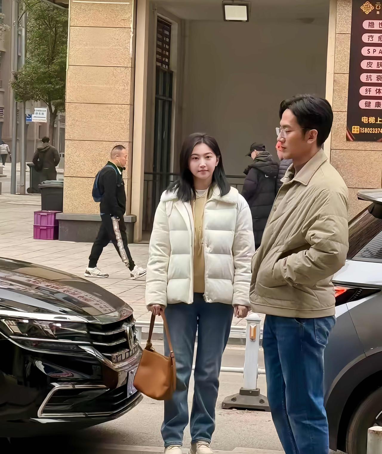 景甜，新剧《同心结》，重庆街头取景时，网友镜头下的她，看上去像大学生一样，太美啦