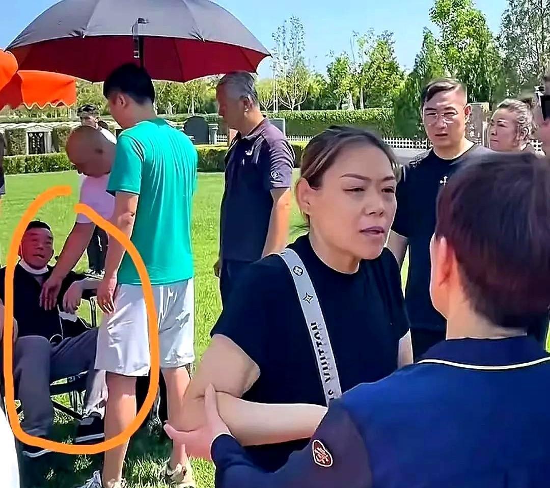 杨议小助理直播时表情难过，说爷爷走了，三大爷、三娘住院，五爷没来，家里就剩自己。