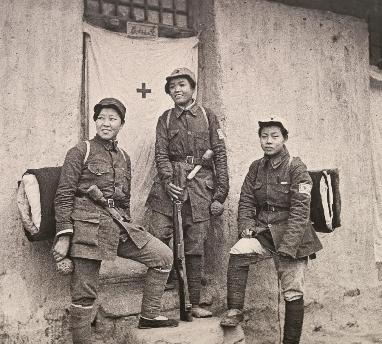 1944年福尔曼拍摄的八路军医疗队员。当年陕北地区有专门的医疗巡逻队伍，为偏远山