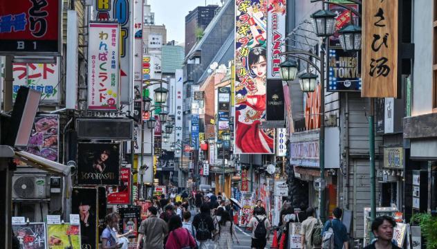 日本这个国家，对黑人严防死守，对欧美白人爱搭不理，但是对待黄种人，特别是中国人、