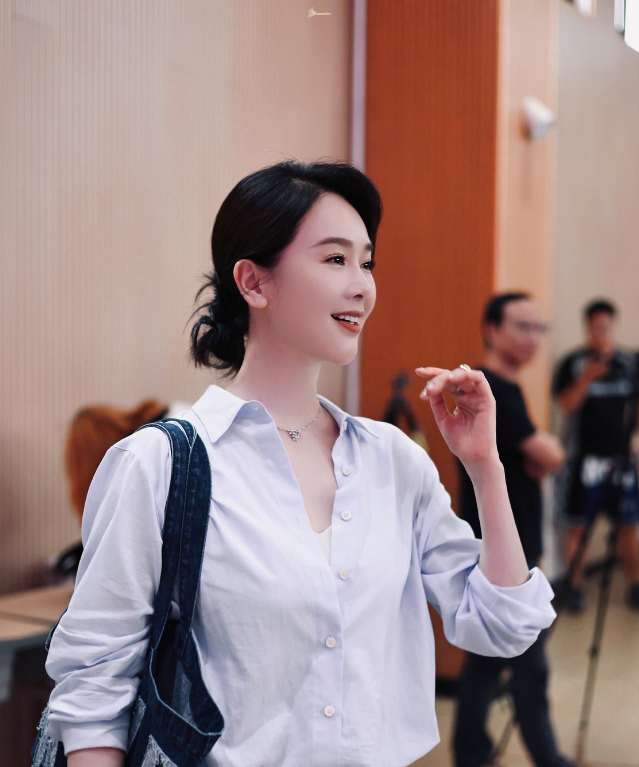 她算是陈道明的“徒弟”吧？当初陈道明可欣赏她了，合作时常常给她指导演技，她本来可
