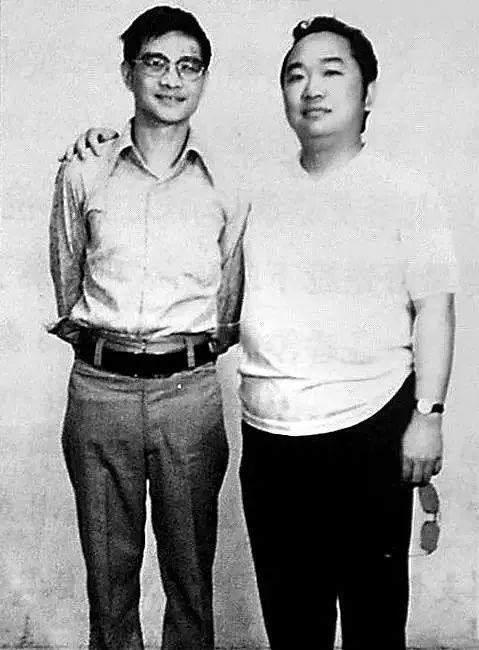 1985年，古龙下葬时，兄弟林清玄花30万元，一共买了48瓶XO酒陪葬。然而倪匡
