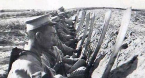 1933 年 3 月的喜峰口，零下 20 度的寒风里，29 军士兵们正把大刀在煤
