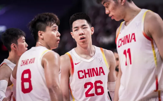 中国男篮和澳大利亚男篮投篮的多方位对比，从数据上看是势均力敌:
1.中国队投篮命