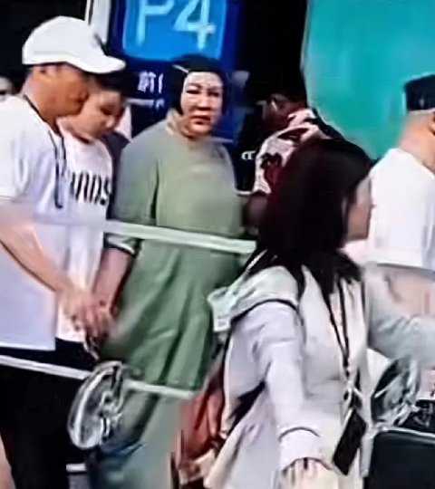 郭德纲一家出门逛街，大家都被震惊到了。
好久不见，没想到郭汾阳还有郭德纲老婆居然