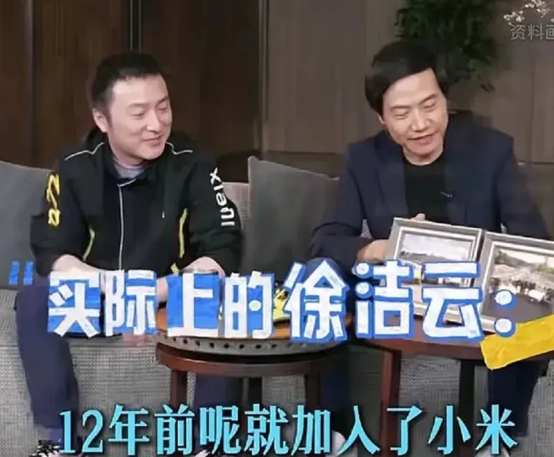 雷军身边的助理火了。一直很好奇每次直播坐在雷总旁边的人是谁，说话比较随意，不做作