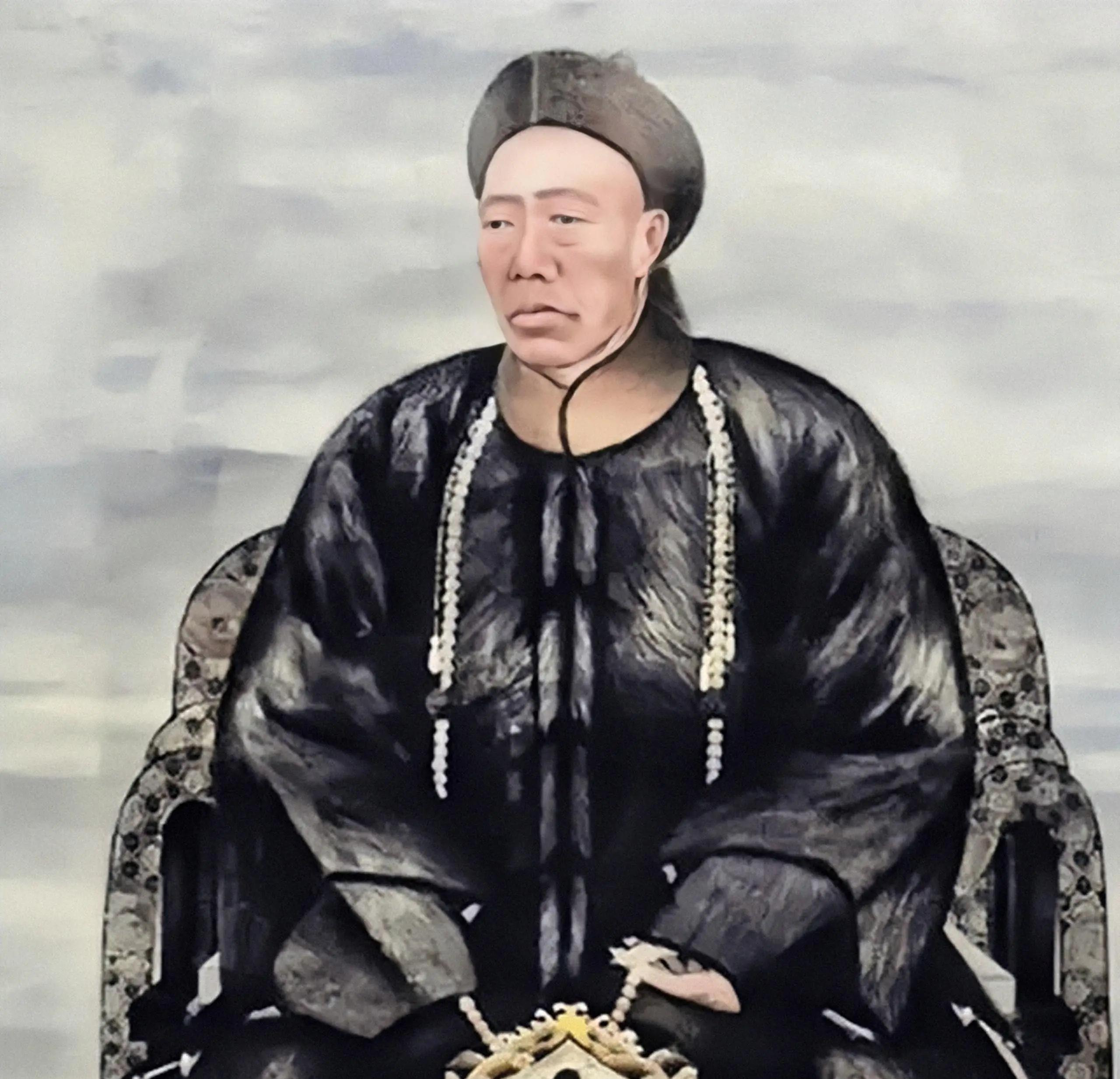 慈禧每次沐浴后，仅留李莲英一人侍奉，殿内不时传来痛呼。



这声声痛呼，引来了