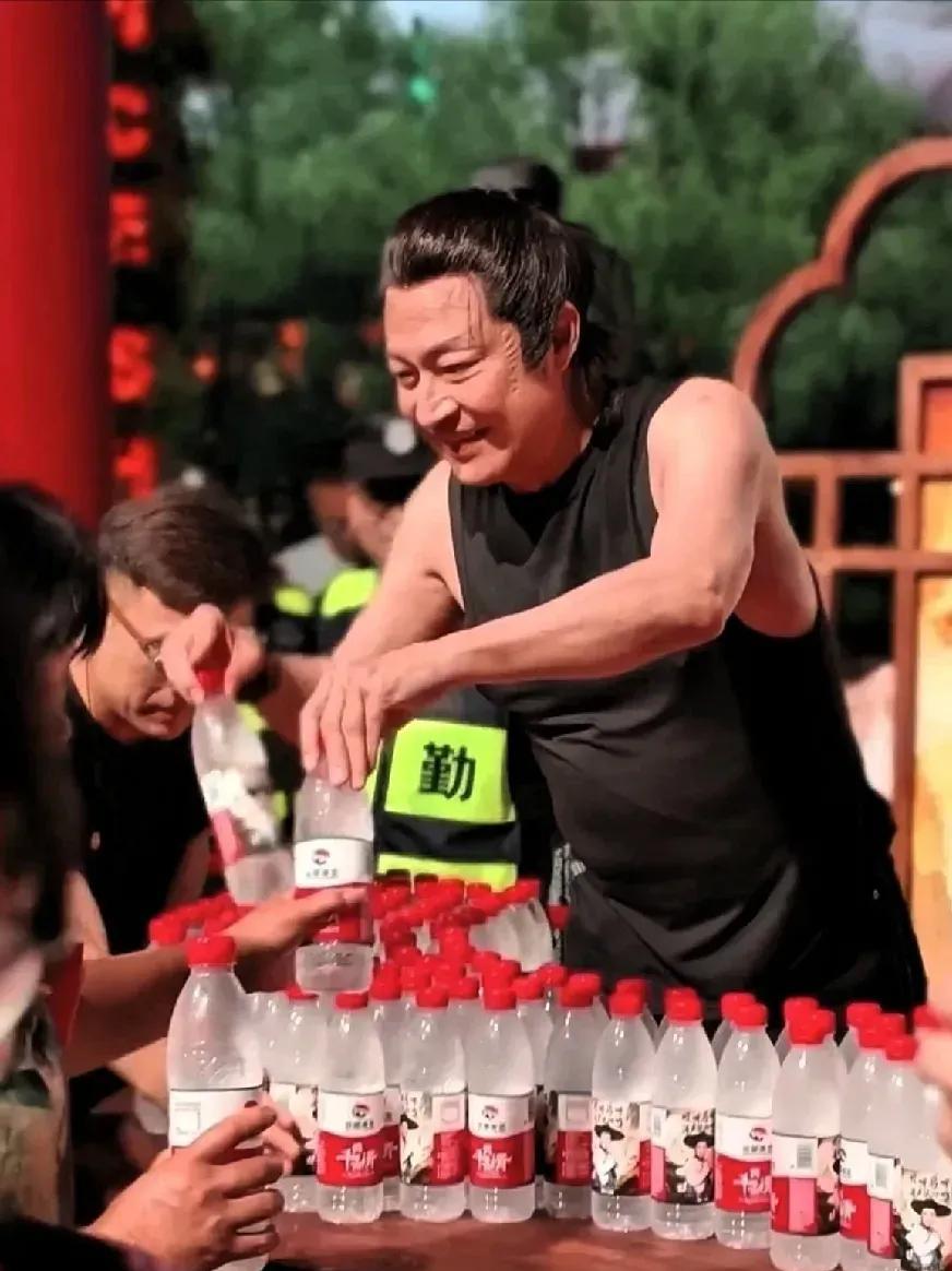 马景涛是被迫营业还是单纯地热爱表演？
63岁的马景涛，前几天因为穿着厚厚的戏服、