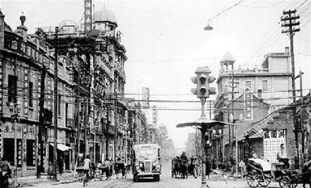 1923年，胡适在杭州养病期间出轨他的表妹曹诚英，不久曹诚英怀孕。胡适和老婆提出
