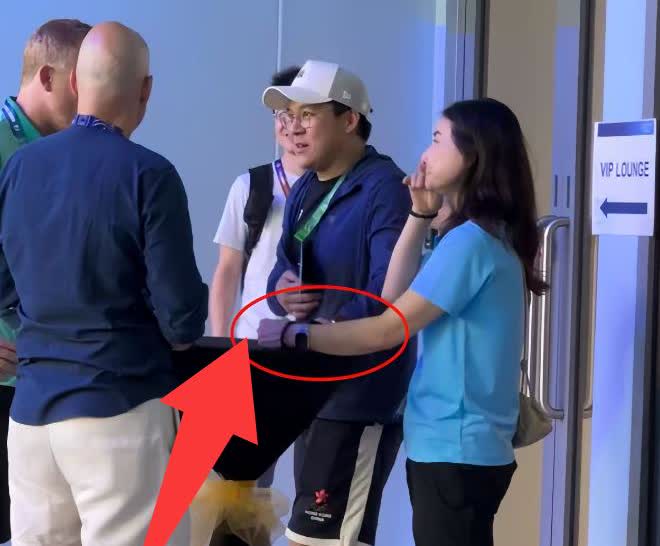 霍启刚，真的是个谜！

怎么上哪里都要带着老婆郭晶晶？生怕全世界的人不知道他