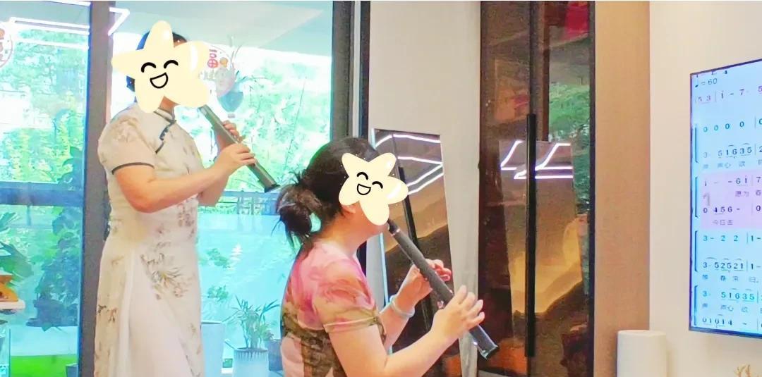7月10号同学满56岁，她请了我和另外一个同学去她家，为她庆贺。
我们三个同学，