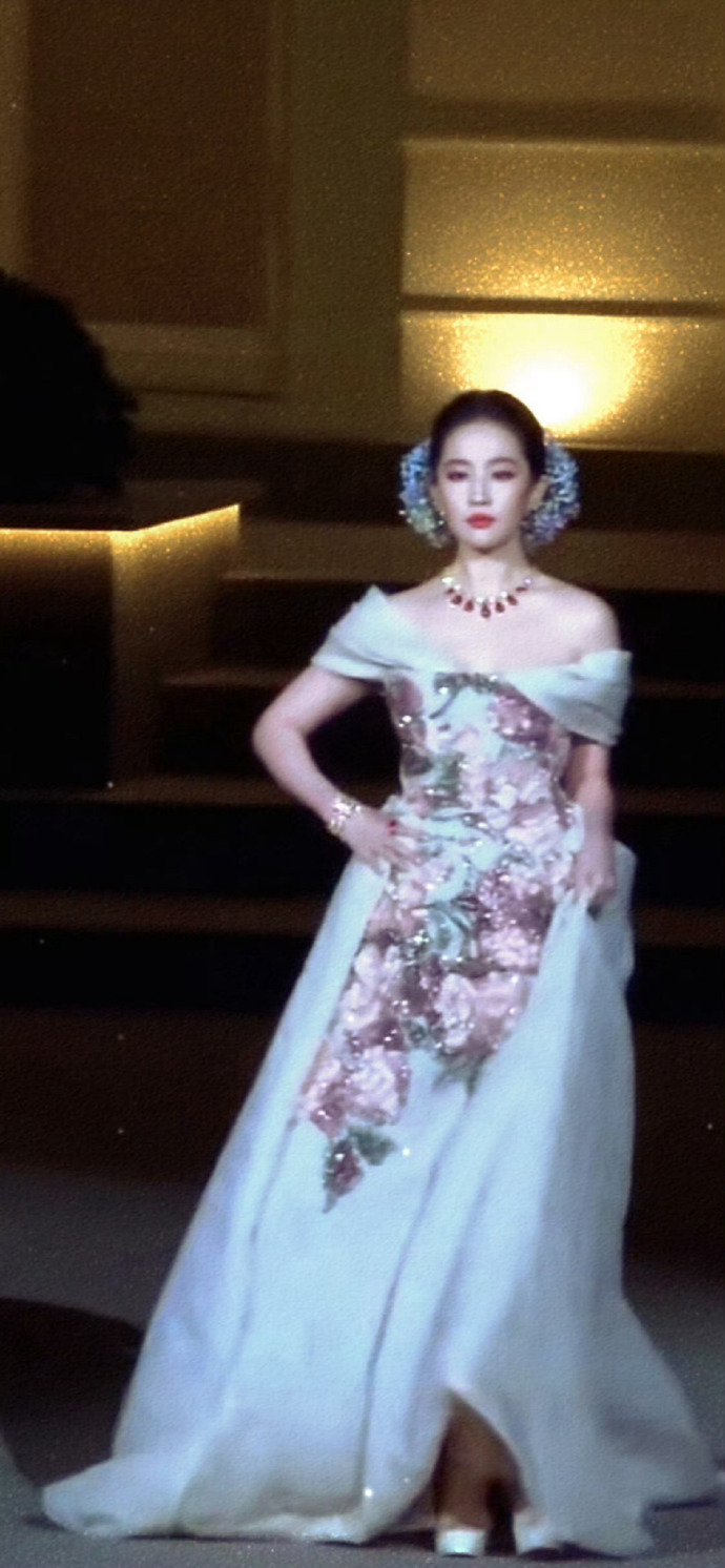 穿越千年也能共鸣的美貌，古代王妃，民国大小姐，现代女明星，这些好像都不违和 ​​