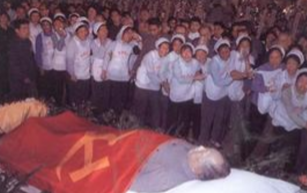 1976年9月8日，毛主席病危，他吃力地握笔写下"三”，又敲了3下床头，陪护人员