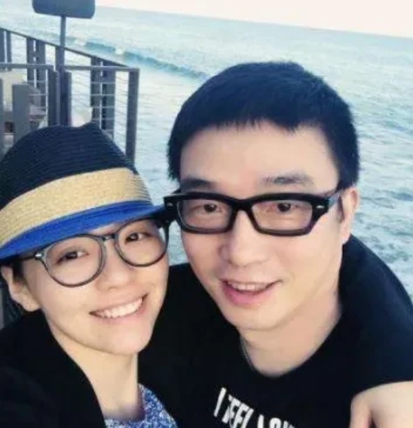 2015年，在和大19岁的冯柯相识12年时，张靓颖在演唱会上“逼婚”，婚礼前夕其