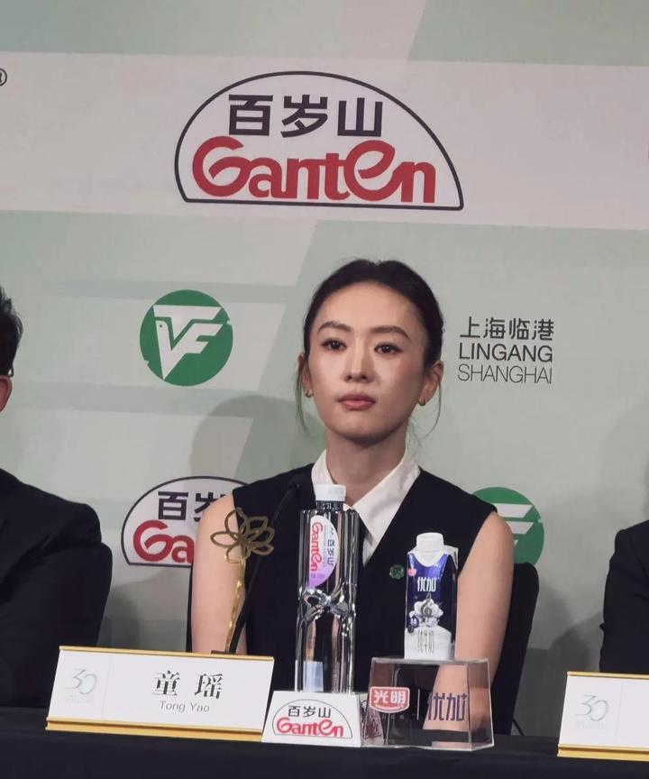 看童谣的表情清冷傲气，距人以千里之外的感觉。#童谣#