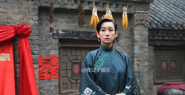 高淑贤是《红高粱》中高密酿酒大户单氏家族的大嫂，由秦海璐饰演。作为一个守着贞节牌