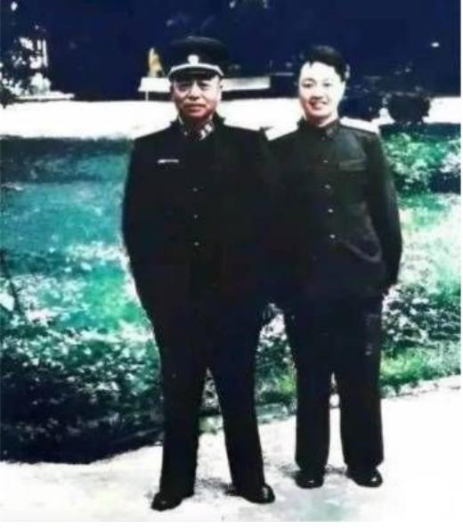 这张照片拍摄于1954年，彭德怀与他的警卫参谋景希珍的一张合影。

景希珍曾经是