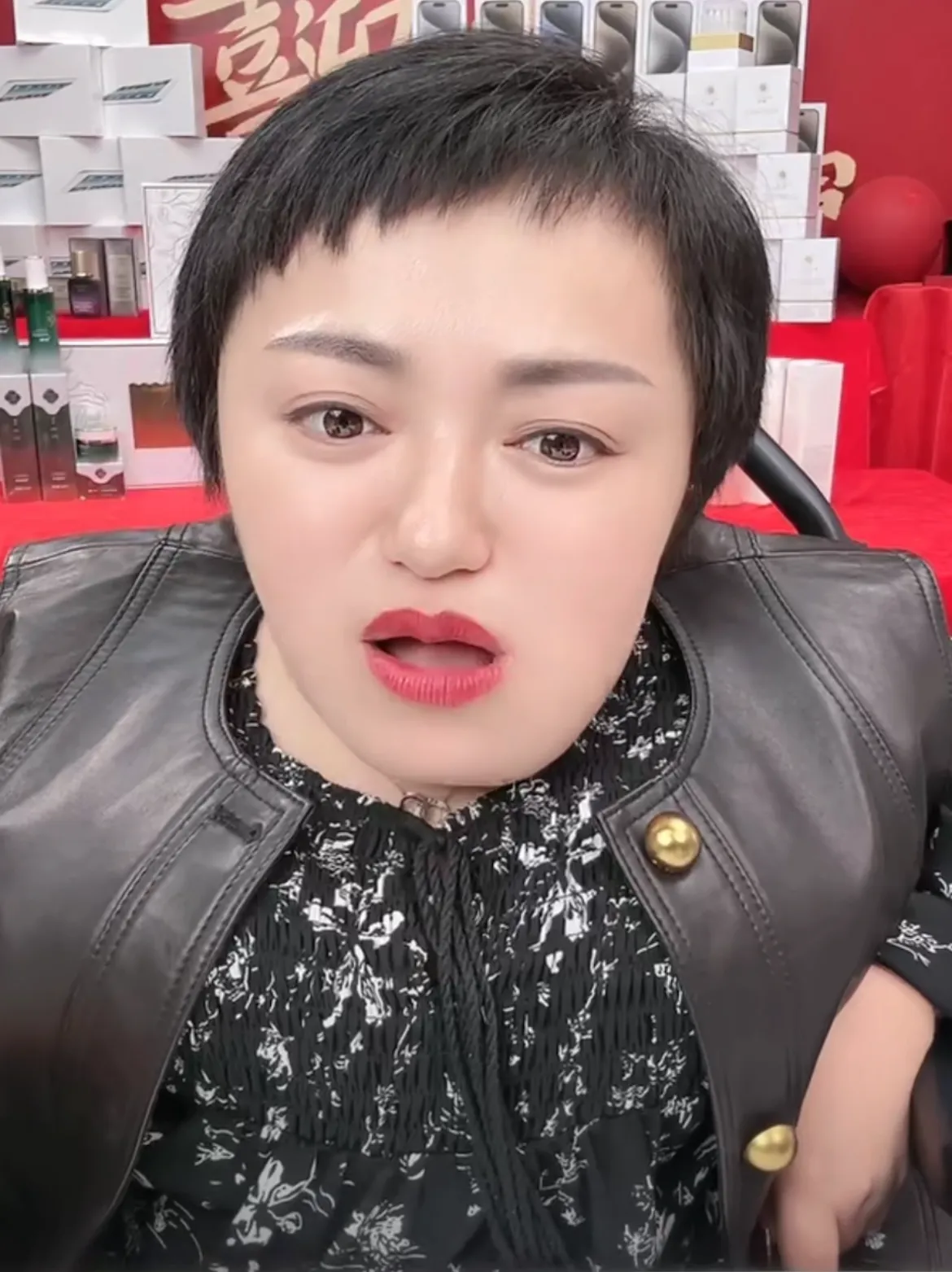 怎么不管你婆婆？
有粉丝问喜梅：你那么不钱怎么不给你婆婆修好房子？李喜梅说我婆婆