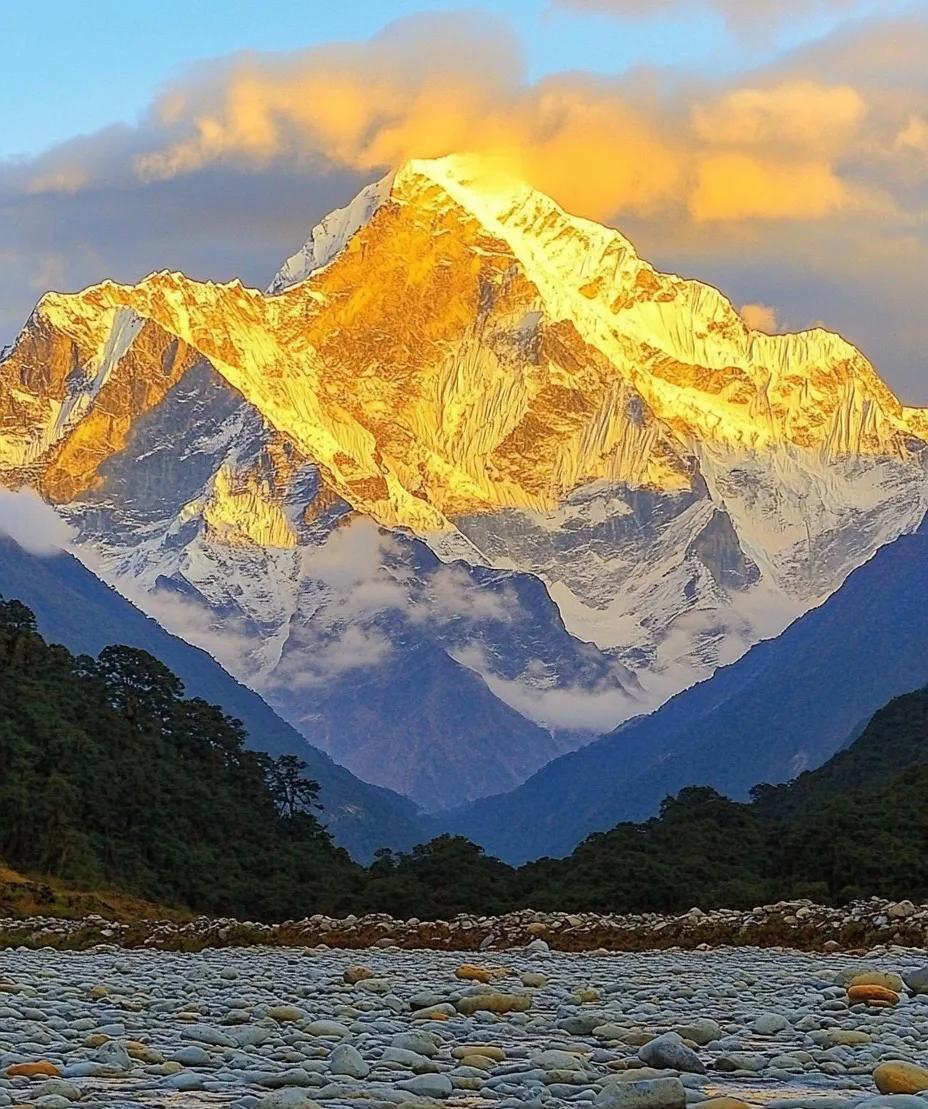 俄军在战争中的蜕变
2022年俄乌冲突初期，俄军的装甲纵队在乌军标枪导弹和TB2