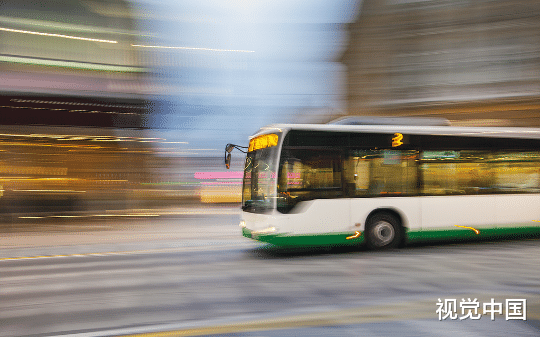 公交车上，一个女孩子无故污蔑我还想打我，我立马反击不惯着她