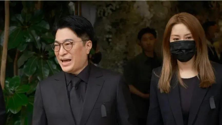 李兆基追悼会次子李家诚嘴角比AK还难压，儿媳徐子淇难掩悲伤