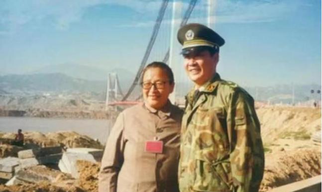 正在办公的刘源接到一个电话，只听对方说：“小源，我是你李讷姐，我想见你一面！”刘