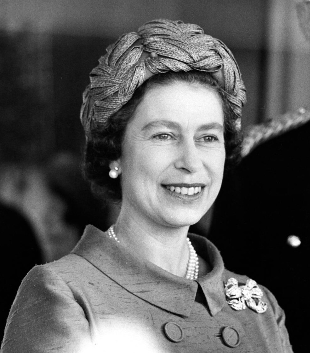 人前显贵，人后受罪，伊丽莎白二世100年诞辰纪念，当真是记录了她过去一生的辉煌吗