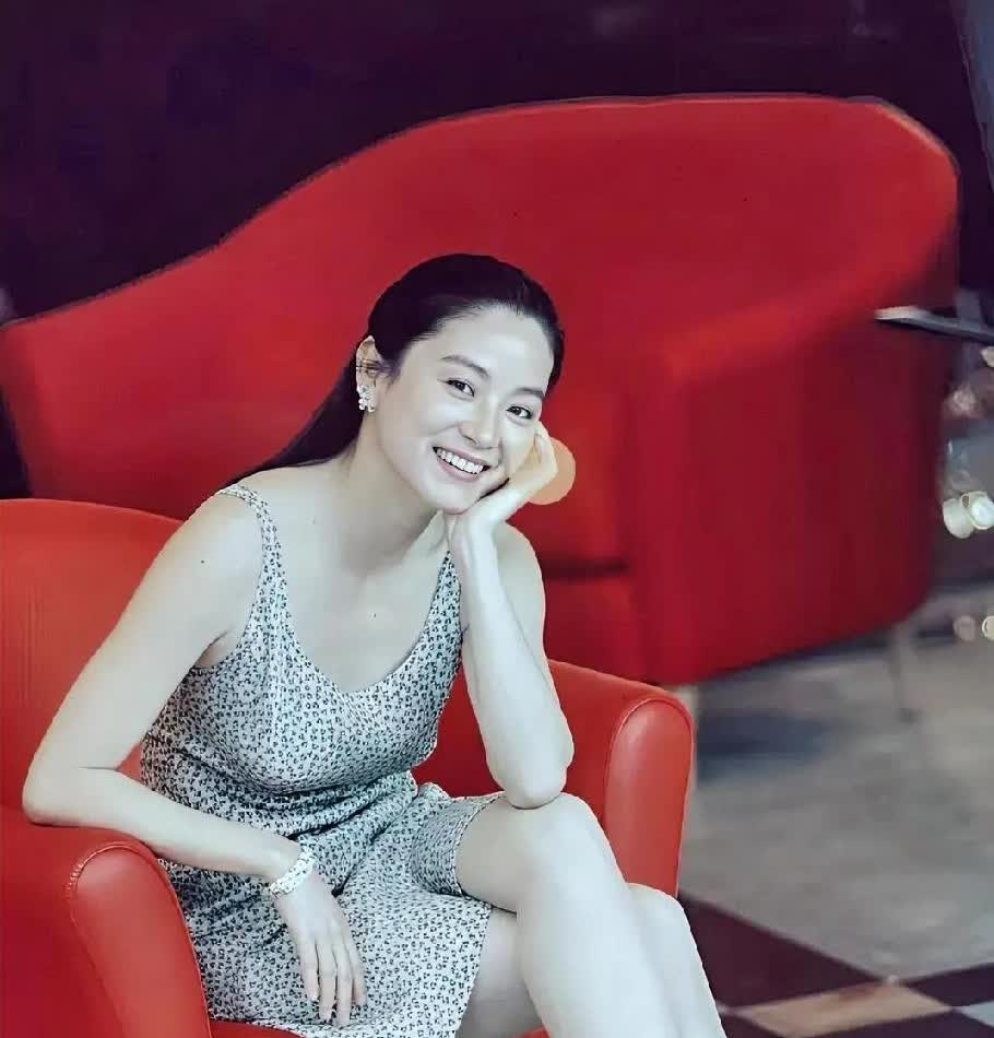 林青霞扮演东方不败太深入人心！以至于忽略她女装打扮也曾是惊鸿一瞥的美！