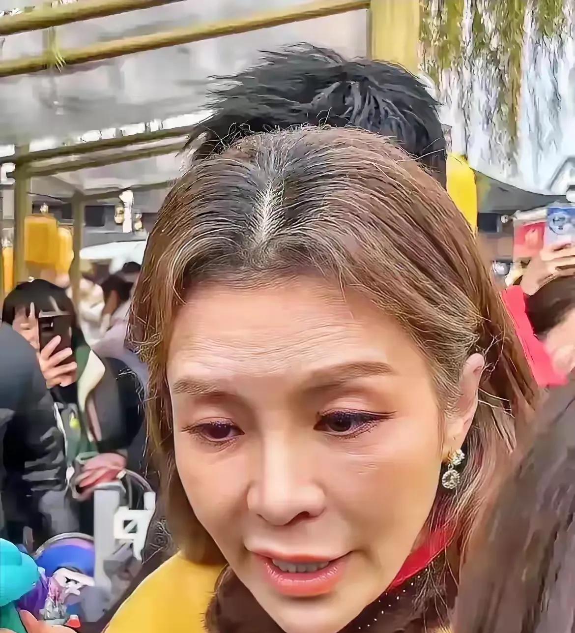 天呐，她老成啥样了？断崖式衰老，她看起来比董卿，周涛，老了20岁，看起来像70岁