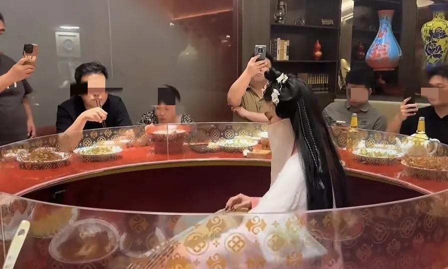 如此奢靡，此风必刹！
6月28日，网友“谁是谁的谁”上传视频：在一个金碧辉煌的豪