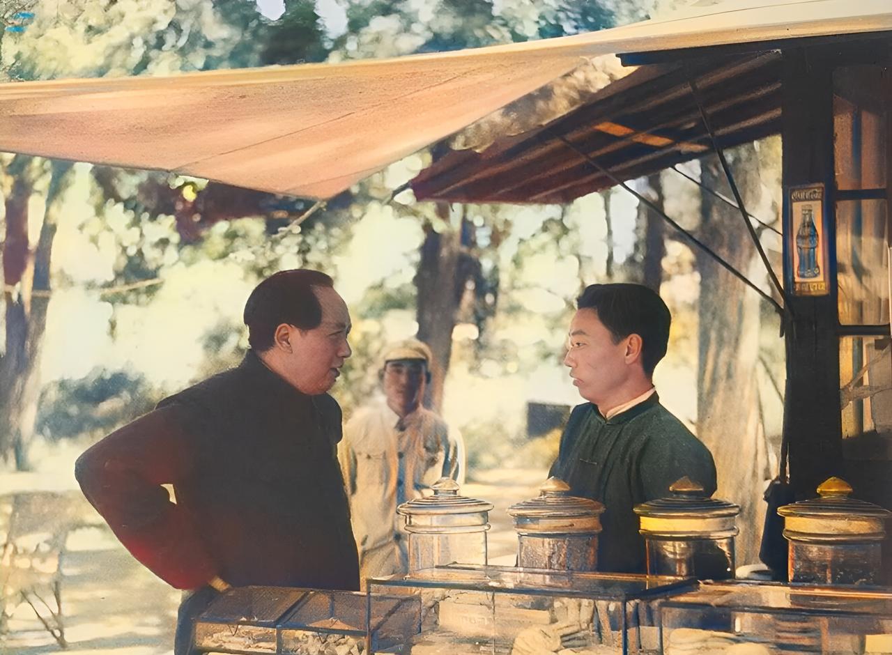一九四九年，毛主席在天坛与售货员亲切交谈。虽然面对的是毛主席，售货员在交谈中没有