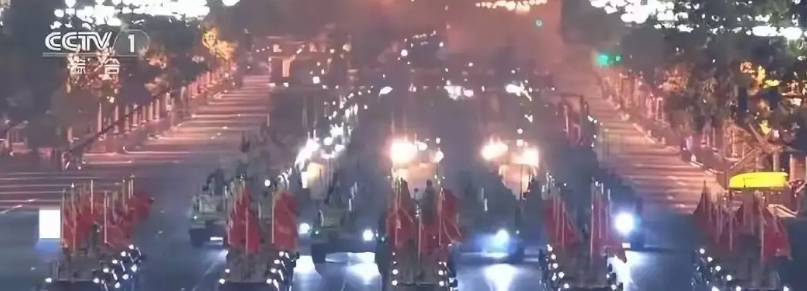 九三阅兵是个宏大的场面，哪有一个中国人不想看！
但是九月三日是个星期三，孩子们上