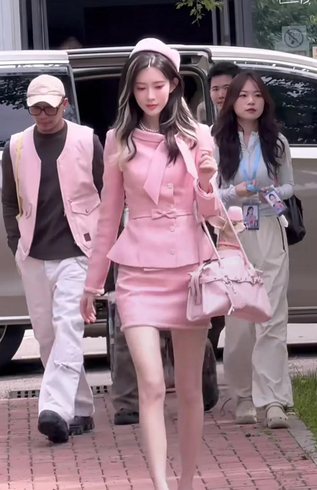 不愧是内娱唯一能和刘亦菲媲美的人，孟子义这颜值绝了！
孟子义现身录制综艺，一身粉