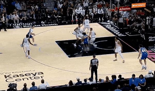 真香！李凯尔送上本场第五记封盖！
在今天NBA常规赛热火主场迎战76的第四节中，