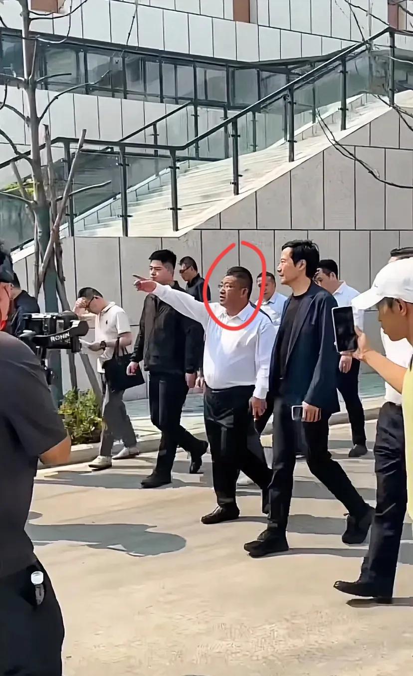 这是哪位大佬，站在中间给雷军介绍