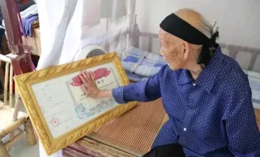 1932年，仅仅只有12岁的小姑娘嫁给了一个21岁的男子，但是在结婚三天之后男子