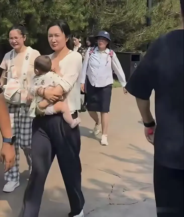 和张纪中导演相差31岁的小娇妻杜星霖，今日被拍到和张导一起游玩。

见她怀里抱着