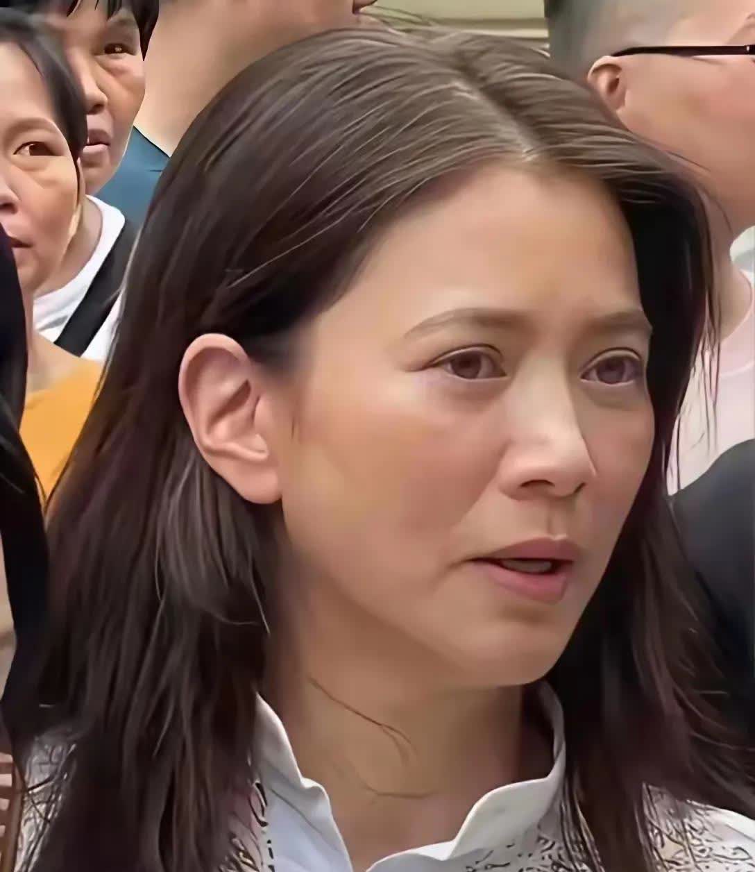 能坦然面对自己的老去
明星里，53岁的袁咏仪算一个
白发、法令纹都没有去刻意