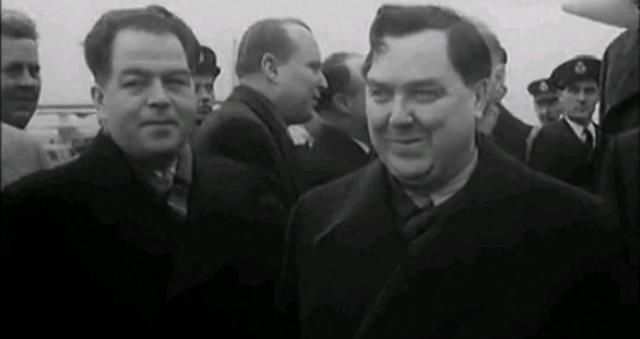 1943年，赫鲁晓夫儿子被判枪决，为救儿子，赫鲁晓夫两次向斯大林下跪，颜面尽失，