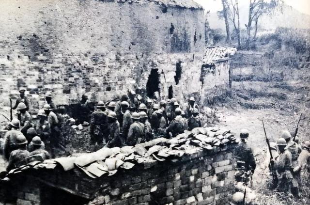 1939年，八路军营长缴获一件日军大衣，觉得材质不错，便送给杨成武。谁料，杨成武