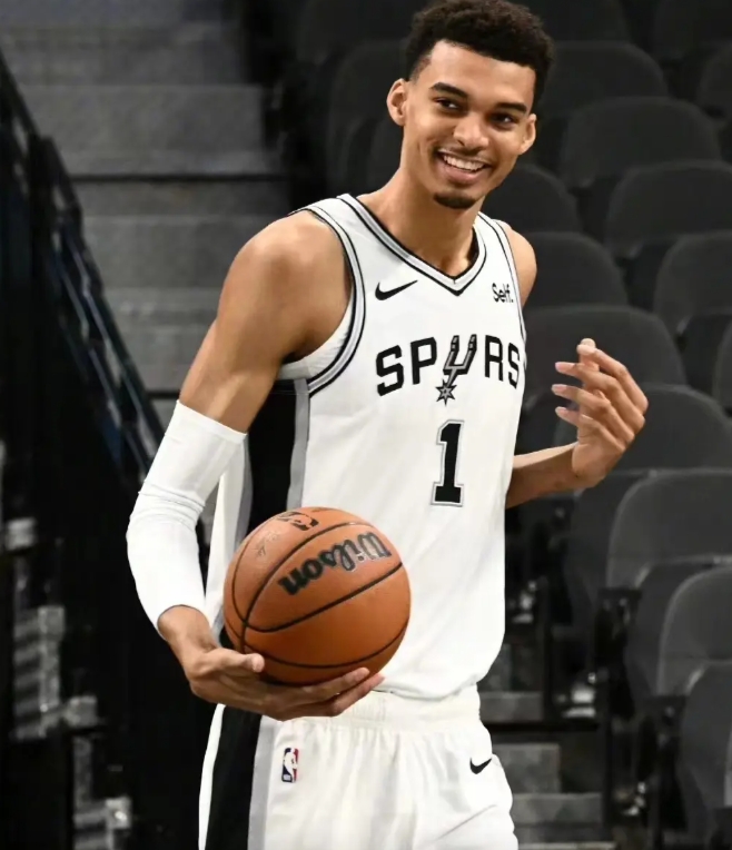 文班现在这一手中投真可以啊
文班现在这一手罚球线单打真有东西的，不包夹感觉成功很