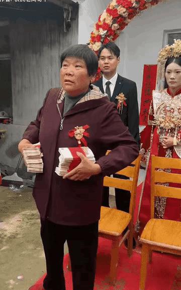 真是太讽刺了，以前在农村都是笑话谁家没儿子，现在在农村都是羡慕谁家有女儿！
农村