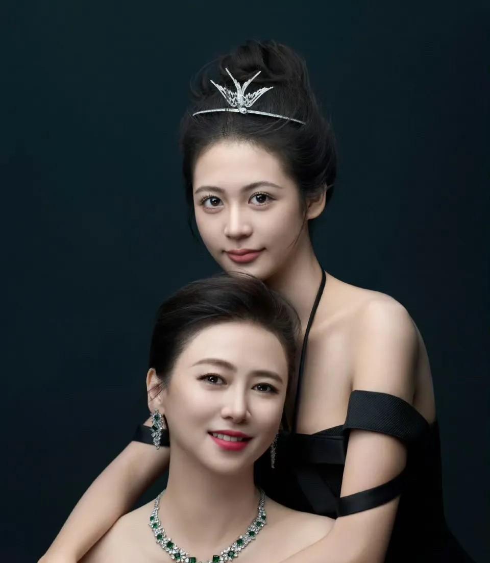 翁虹女儿的眼睛又大又圆，她的五官最美的就是眼睛了，颜值已经超越了翁虹。
女儿是属