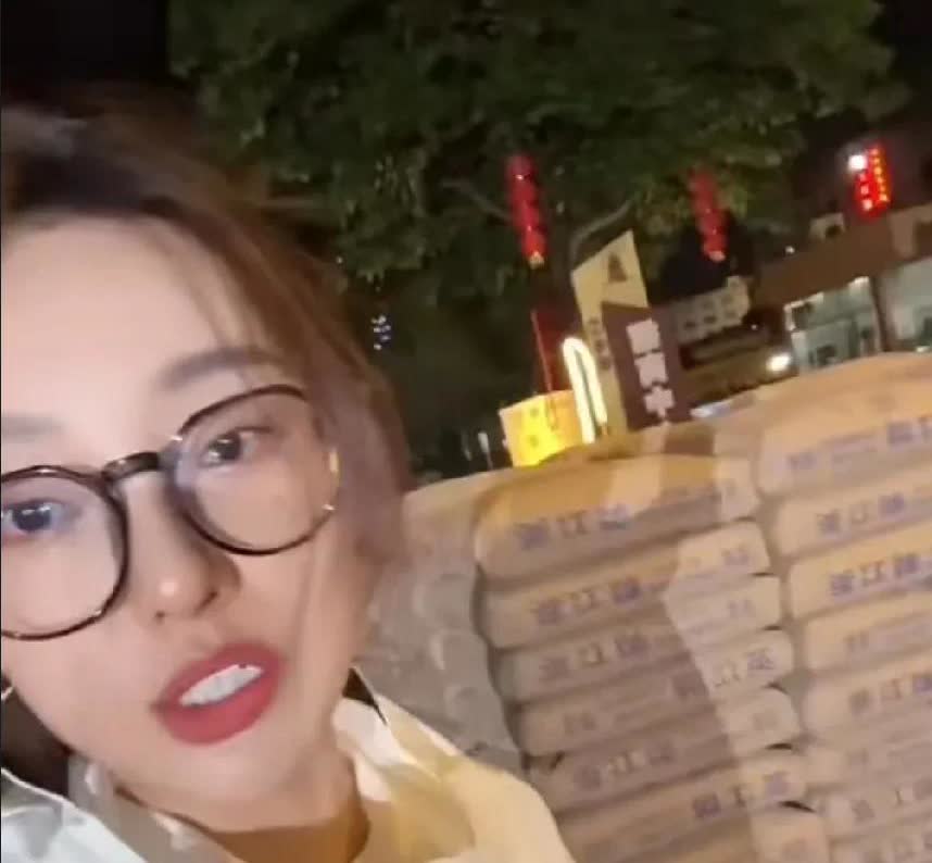 娜美咱能不能换个新套路啊？这个扛水泥惩罚三年前在快手上早就已经流行过了。骗骗小孩