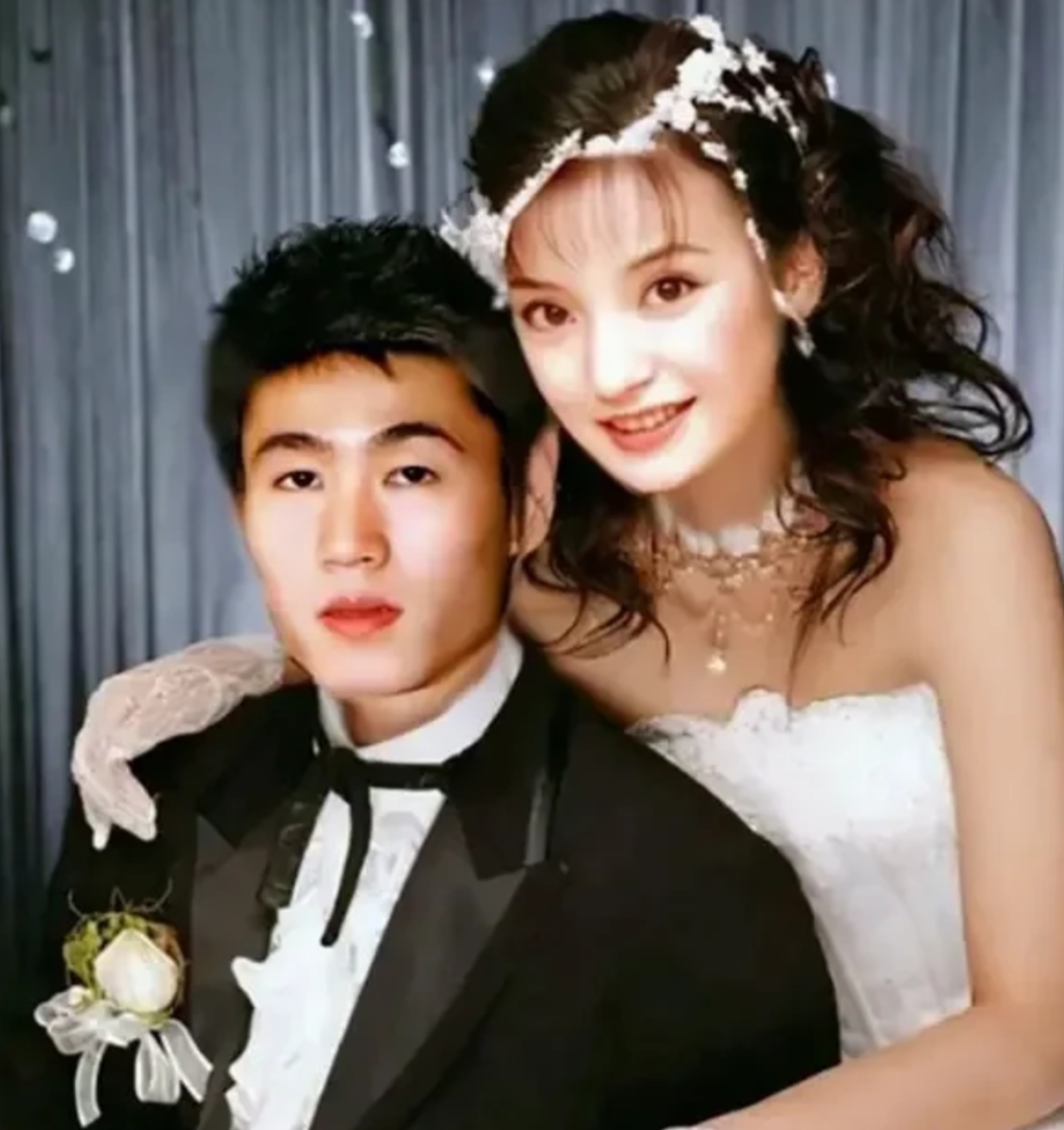 什么叫“莫欺少年穷”？看看王励勤的逆袭之路就知道了。
当年王励勤和某赵姓女星谈恋