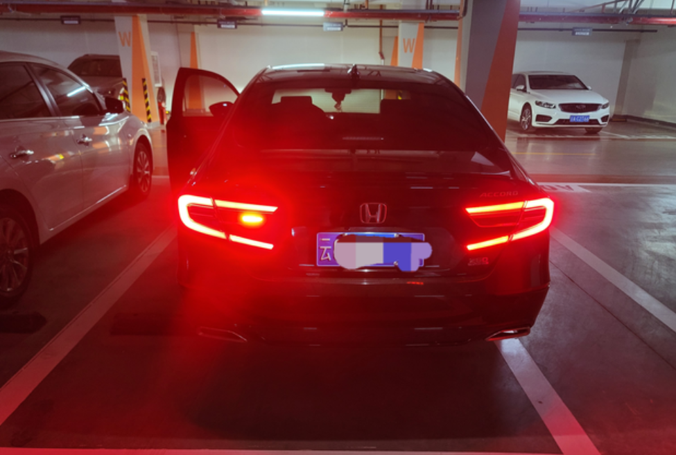 十代半雅阁后雾灯只亮一边
十代半雅阁后雾灯居然只亮一个，原本以为是坏掉了，但是保