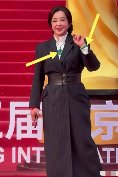 在北京电影节闭幕式，看到了75岁的刘晓庆，她穿风衣束腰带，走路带风又美又飒，像是