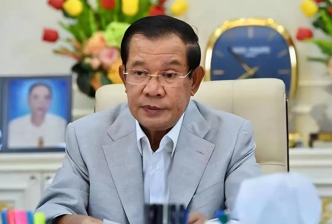 现在最为后悔的恐怕就是洪森了！
在泰国与柬埔寨连续三天的激烈交火后，超过100名