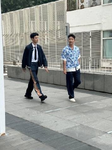 花少7龚俊张晚意同框录制路透图