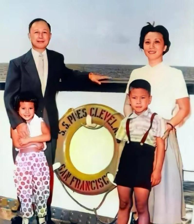 1955年，钱学森一家终于登上了归国的游轮，在船上的甲板上，一家人拍摄了合影照片
